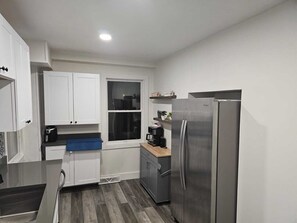 Private kitchen - Charming 3-bedroom cottage with WiFi, AC in brilliant Portsmouth (Portsmouth)