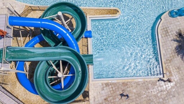 Oversigtsbillede af en swimmingpool med to store vandrutsjebaner.