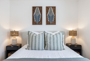 3 bedrooms, iron/ironing board, WiFi, bed sheets - 4.8 miles to Kyle Field, with game room! (College Station)