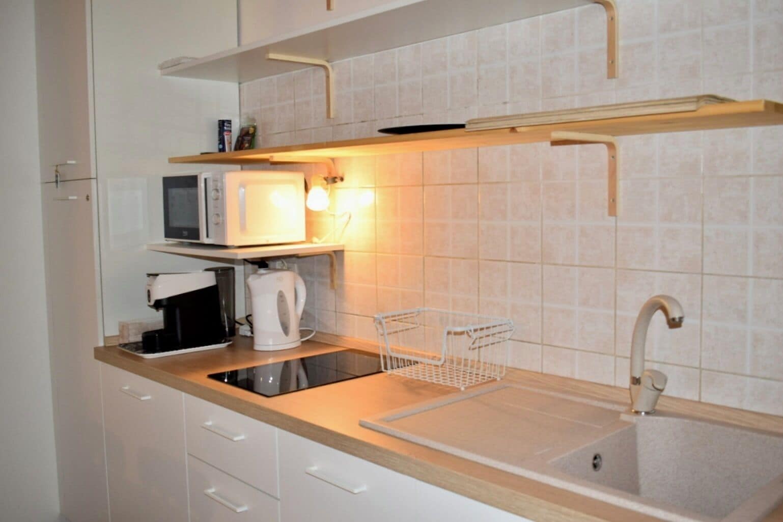 Frigorifero, microonde, piano cottura, lavastoviglie