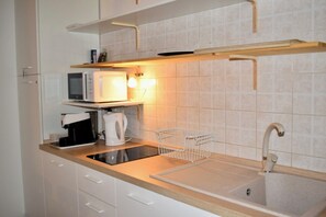 Kylskåp, mikrovågsugn, spishäll och diskmaskin