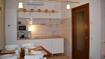 Kühlschrank, Mikrowelle, Herdplatte, Geschirrspüler