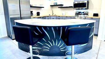 KĂŒhlschrank, Mikrowelle, Ofen, Herdplatte