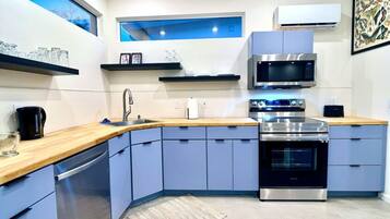 Jääkaappi, mikroaaltouuni, uuni, liesi