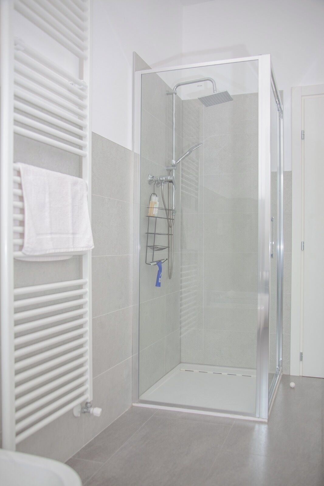 Dusch, hårtork, bidé och handdukar