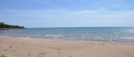 Chaises longues, serviettes de plage