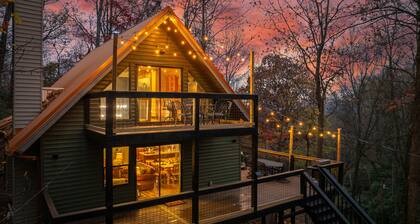 Walk to the Smokies! Hike, King Beds, Hot tub, Dogs Welcome, Bears, Game Room