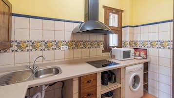 Een koelkast, een magnetron, een kookplaat