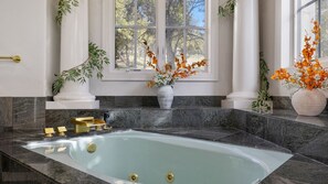 Shower, jetted bath, hair dryer, towels - Sleeps 22+;15min ATX & Lake Travis ;Theater;Arcade; Sauna (Austin)