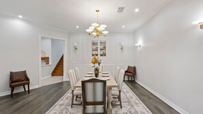 Dining - Sleeps 22+;15min ATX & Lake Travis ;Theater;Arcade; Sauna (Austin)