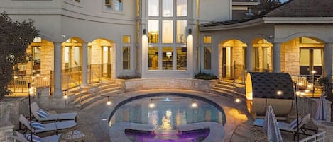 Een buitenzwembad en een verwarmd zwembad