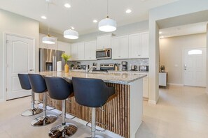 Fridge, microwave, oven, stovetop - Spacious 5-bedroom Town home Pvt Pool, BBQ & Free Water Park Access Near Disney (Kissimmee)