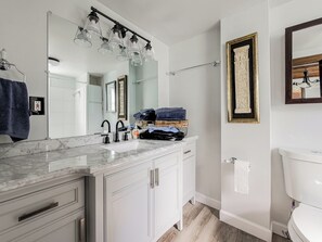 Hair dryer, towels, soap, shampoo - Charming old farmhouse, spacious 2-bedroom on 2+ acres (Bruce Township)