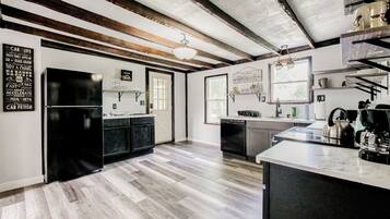 Ovn, kokeplater og oppvaskmaskin