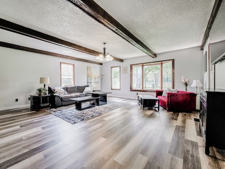 Smart TV. Charming old farmhouse, spacious 2-bedroom on 2+ acres
