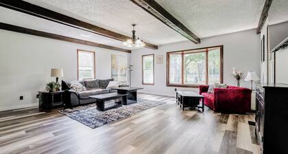 Charming old farmhouse, spacious 2-bedroom on 2+ acres