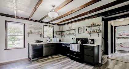 Charming old farmhouse, spacious 2-bedroom on 2+ acres