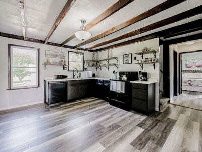 Charming old farmhouse, spacious 2-bedroom on 2+ acres