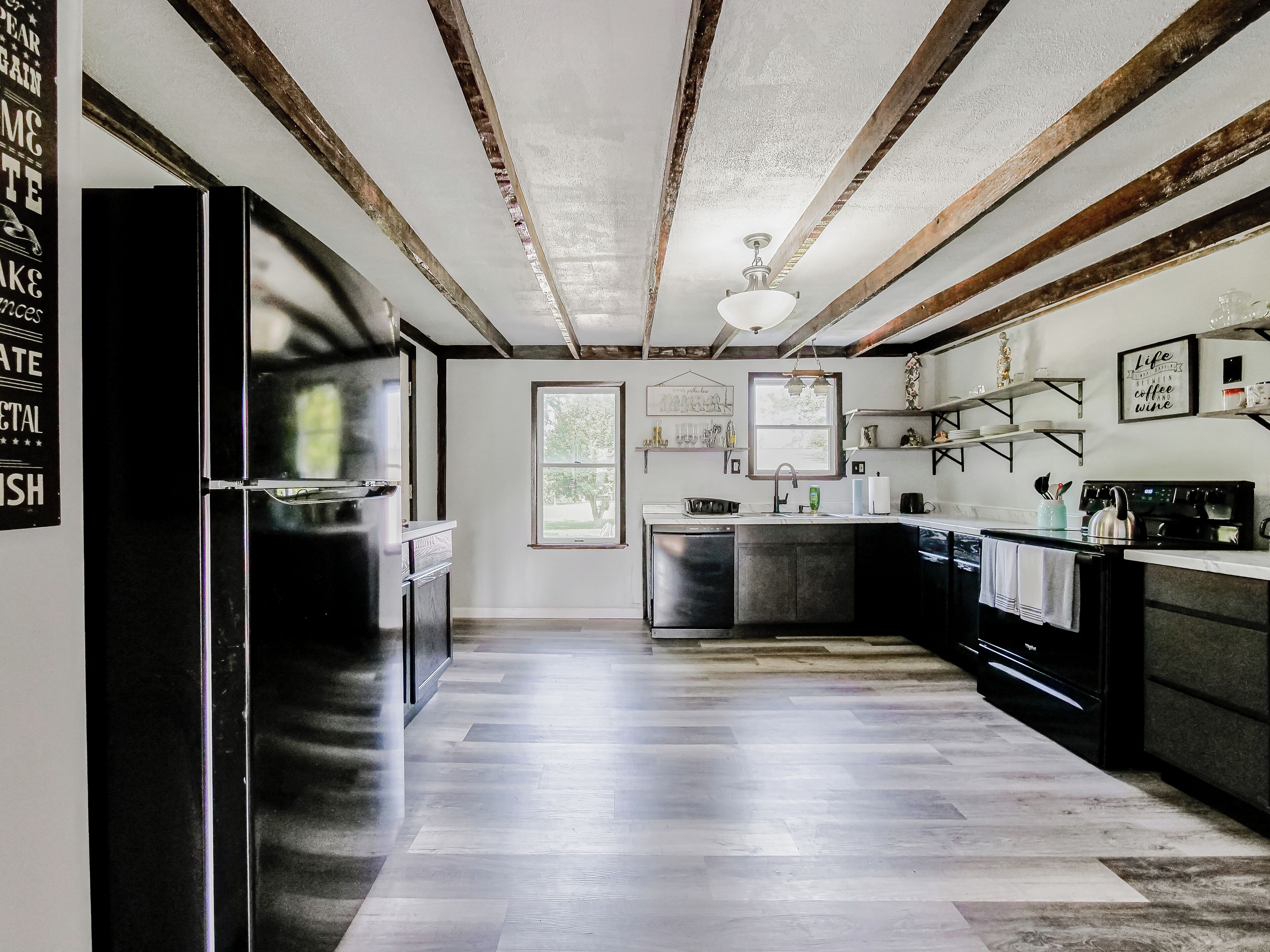 Un four, surface de cuisson, lave-vaisselle