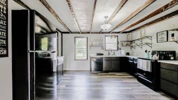 Un four, surface de cuisson, lave-vaisselle
