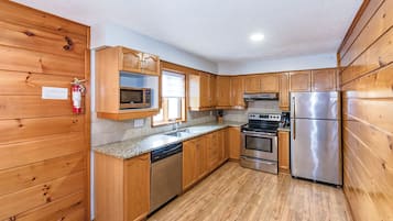 Villa familiale, 2 chambres, cuisine | Cuisine privée | Réfrigérateur grande capacité avec congélateur, four à micro-ondes