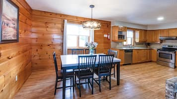 Villa familiale, 2 chambres, cuisine | Salle à manger