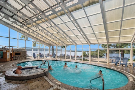 Una piscina cubierta. Calabogie Lodge
