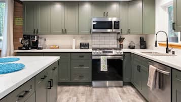 Microwave, oven, kompor, dan mesin pencuci piring