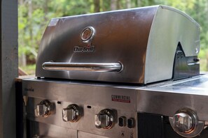 Un barbecue Char-Broil à infrarouge, modèle commercial, doté d’une poignée et de boutons de contrôle.