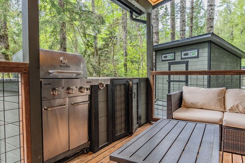 Luxe Chalet @ Rainier Entrance w/ Hot-Tub-WiFi-AC