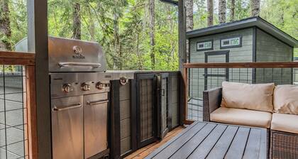 Luxe Chalet @ Rainier Entrance w/ Hot-Tub-WiFi-AC