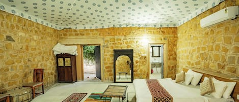 Tienda de campaña de lujo, 1 habitación, vista al desierto, junto a la montaña | Escritorio y espacio para trabajar con laptop