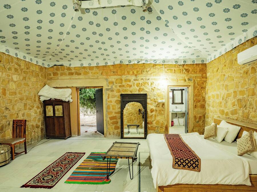 Luxury Swiss Tent, Oman with Dunes View | Desk, laptop workspace