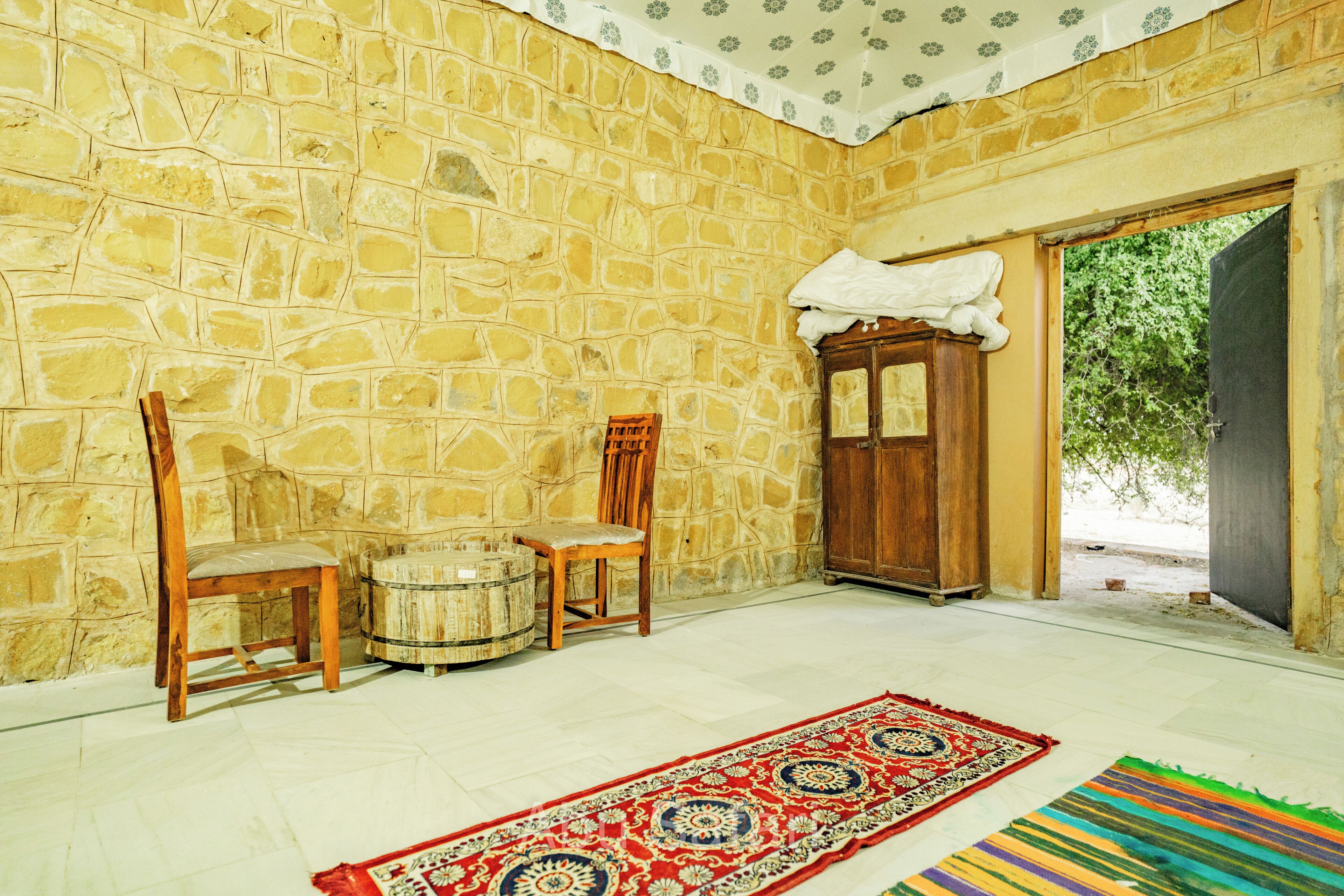 Escritorio y espacio para trabajar con laptop 