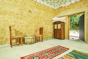 Luxury-Zelt, 1 Schlafzimmer, Blick auf die Wüste, Bergseite | Schreibtisch, laptopgeeigneter Arbeitsplatz