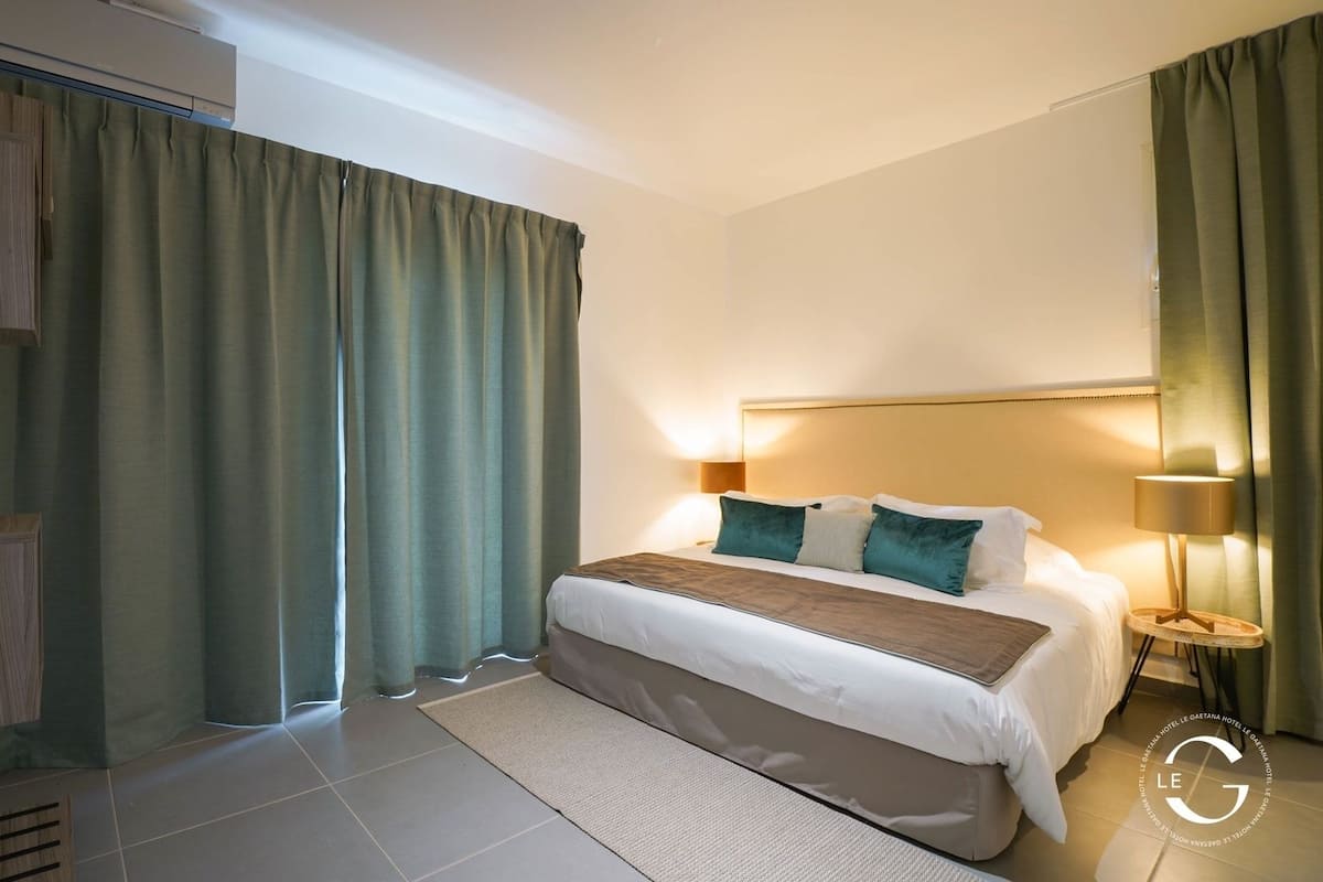 Phòng Suite Superior, quang cảnh biển | Két bảo mật tại phòng, bàn ủi/dụng cụ ủi quần áo 