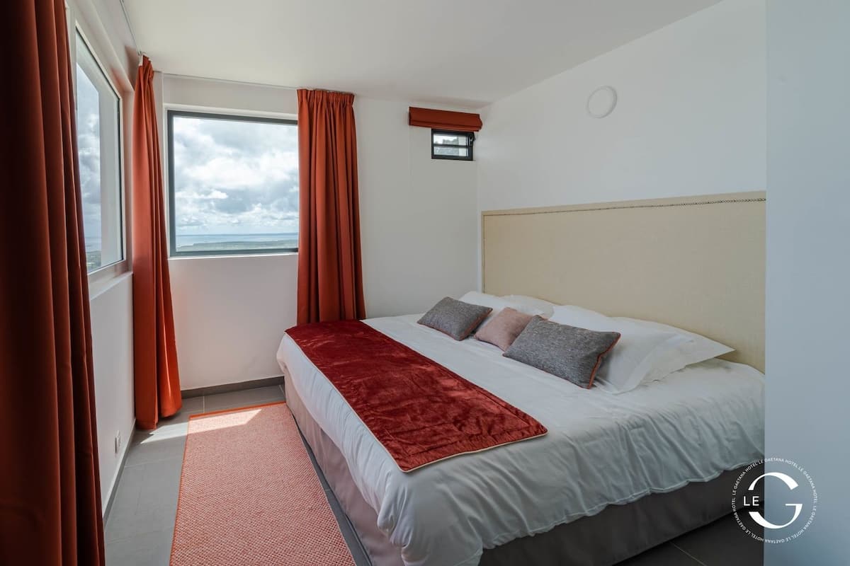 Luxe Tropical | 2 bedrooms, in-room safe, iron/ironing board, free WiFi