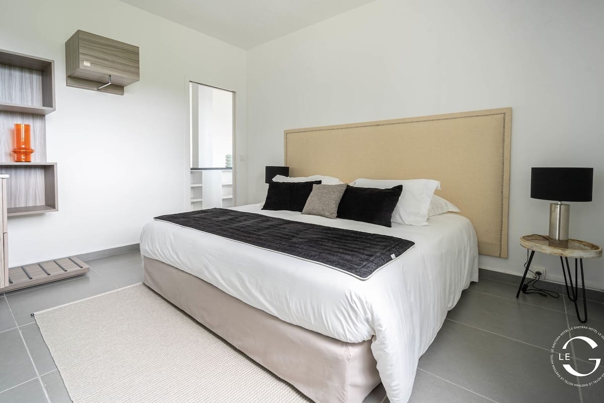 Douceur Tropicale | 2 bedrooms, in-room safe, iron/ironing board, free WiFi
