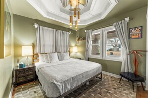 2 bedrooms, desk, iron/ironing board, travel crib - Explore CO - Epic Mountain views/central/hot tub (Denver)