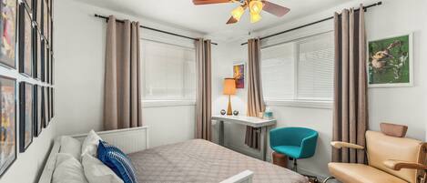 2 habitaciones, escritorio y tabla de planchar con plancha