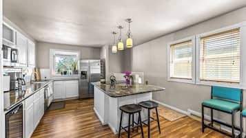 Een koelkast, een magnetron, een oven, een kookplaat