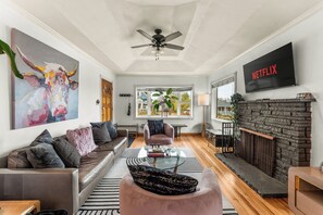 Smart TV, fireplace, video games, computer monitors - Explore CO - Epic Mountain views/central/hot tub (Denver)