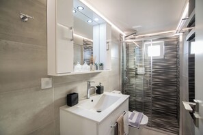 シャワー、ヘアドライヤー、ビデ、タオル