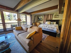 2 bedrooms, iron/ironing board, free WiFi, bed sheets - Slopeside Serenity: Hot Tub, Fireplace, Mountain Views—Walk or Shuttle to Lift (Crested Butte)