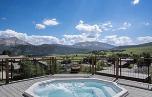 Outdoor spa tub - Slopeside Serenity: Hot Tub, Fireplace, Mountain Views—Walk or Shuttle to Lift (Crested Butte)