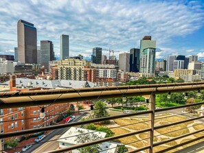 Property grounds - Denver SkyLoft | Urban Oasis with City Views (Denver)