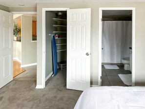 مكتب ومكواة/لوح كي وواي فاي وملاءات أسرّة