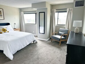 Desk, iron/ironing board, WiFi, bed sheets