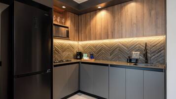 Refrigerador, microondas, parrilla de estufa y cafetera y tetera