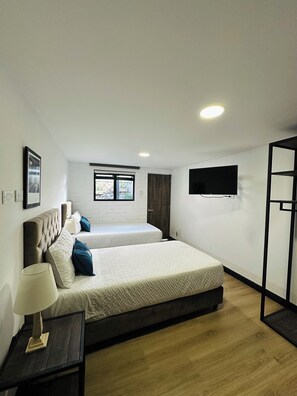 Basic Twin Room | Laptop workspace, free WiFi - Urban Gallery Hotel (Bogotá)
